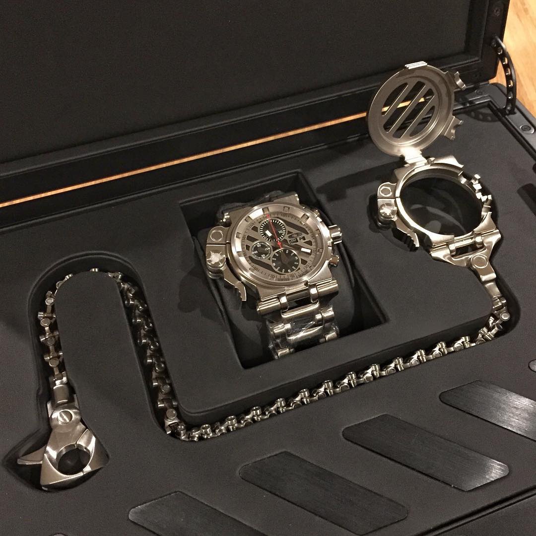NoahSchaub2's tweet photo. @XenaKai Oakley Full Metal Jacket. I would love this watch. Titanium is awesome! https://t.co/En9LgTyzvC