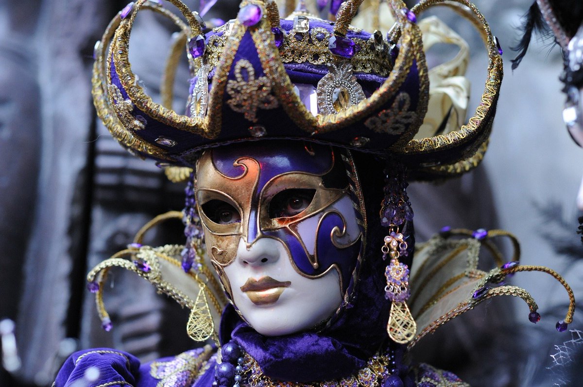 Es ist #Karneval in #Venedig! Diese wunderschöne Lagunenstadt verwandelt sich in einen spektakulären Maskenball, auf dem Menschen elegante Kostüme tragen. Auf allen Straßen und Plätzen sind Musiker, Straßenkünstlerinnen und Künstler sowie Karnevalsumzüge! bit.ly/2V6Eqhr