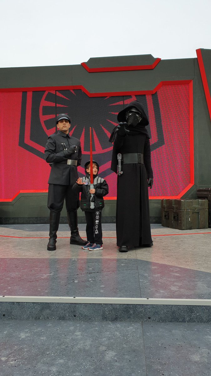 Grifter080's tweet image. Meeting Kylo Ren @DisneylandParis to make #MyStarWarsMoment