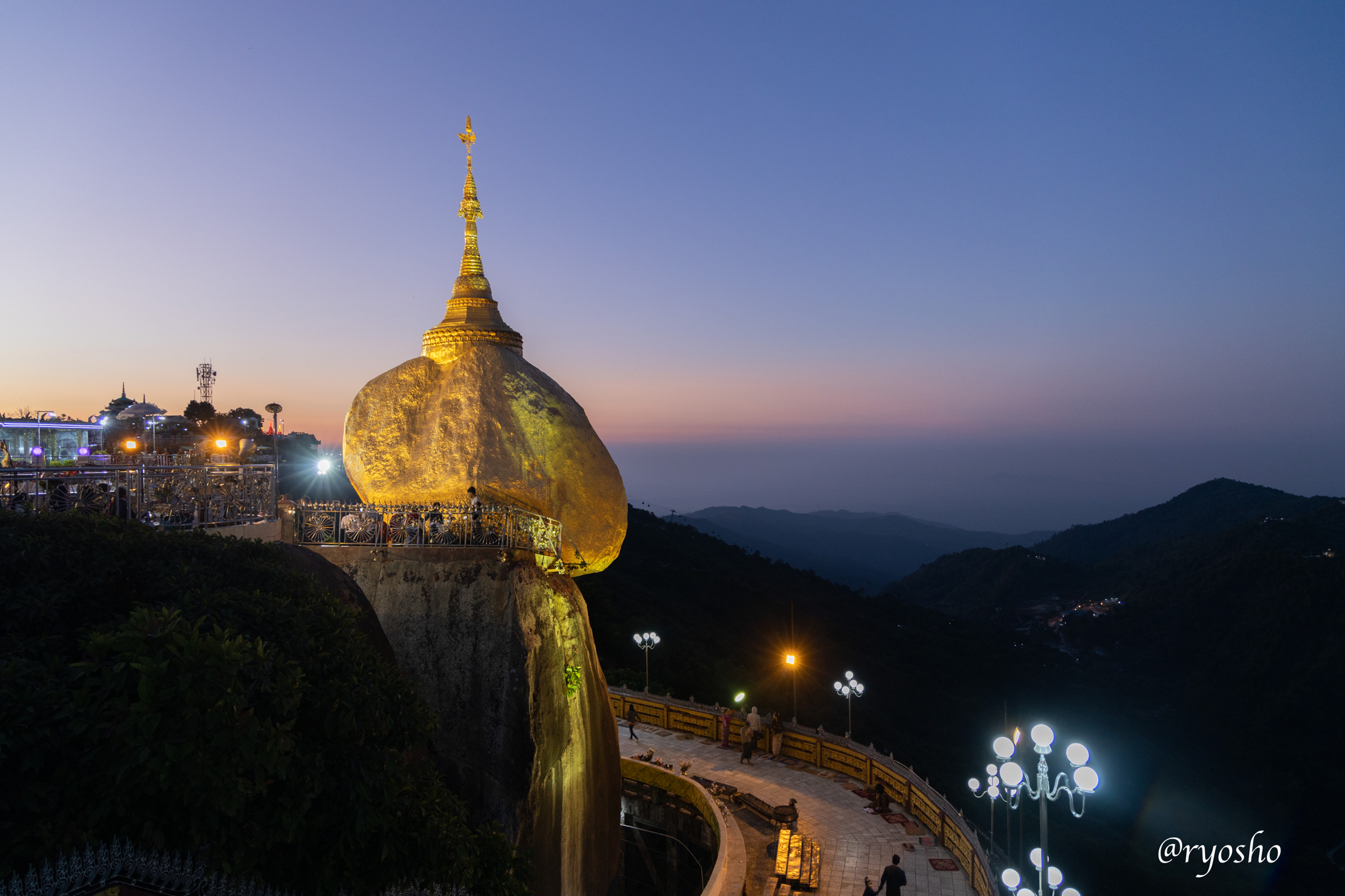 りょーしょー インド ブッダガヤ 仏心寺 ミャンマー旅 ミャンマー ゴールデンロックの朝日 早朝 遠くの空が明るくなり 黒から青へ淡い感じで変化していく その中で金色のパゴダと 人々の祈りに作られる空間は 言葉では表しにくい Camera