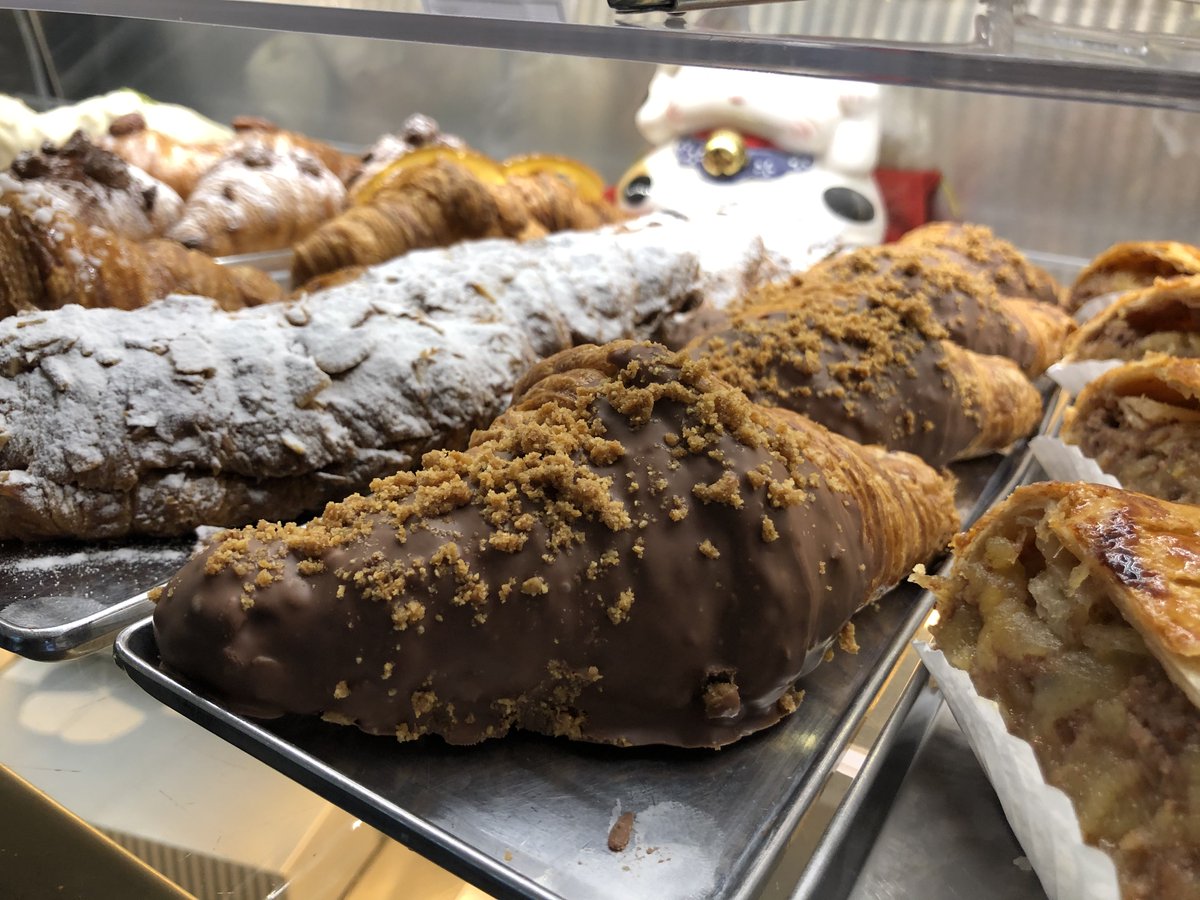 OchiaiBCN's tweet photo. 🥐 Decorado con una galleta, nuestro croissant de ganache de chocolate con leche, compota de limón y speculoos estará disponible lo que queda de febrero.

¿Venís a Ochiai y desayunamos? 🍽️ https://t.co/lYCEBEflF1