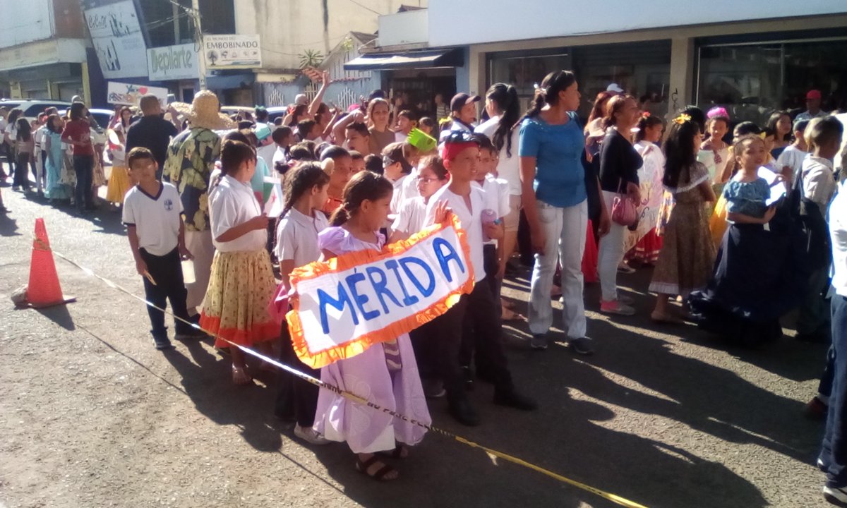 cbitluisramon's tweet photo. Con entusiasmo de todo el personal, se desarrolló el desfile de los Carnavales Pedagógicos Felices y en Paz 2020, en la U.E.N.B. Felipe Guevara Rojas. @vanessaprieto @PedroGordon_21 @FundabitAragua https://t.co/ant0HcYBQY
