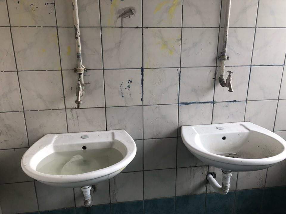 Lutki5's tweet photo. Njëra prej preventivave më të forta nga sëmundjet infektive është higjiena ose përkatësisht larja e duarve me sapun. Por këtë nuk e gëzojnë nxënësit e SH.M.K 'Sami Frashëri'-Kumanovë, madje edhe lavabot tërë kohën rrinë të stërmbushura...
#skasapun #немасапун #YJNetwork https://t.co/cqC4jkEB2D