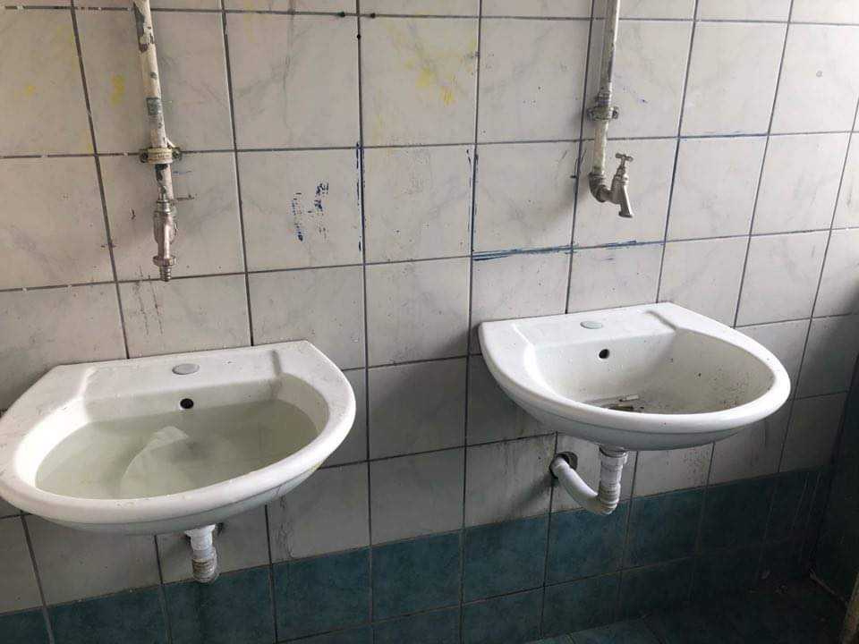 Lutki5's tweet photo. Njëra prej preventivave më të forta nga sëmundjet infektive është higjiena ose përkatësisht larja e duarve me sapun. Por këtë nuk e gëzojnë nxënësit e SH.M.K 'Sami Frashëri'-Kumanovë, madje edhe lavabot tërë kohën rrinë të stërmbushura...
#skasapun #немасапун #YJNetwork https://t.co/cqC4jkEB2D