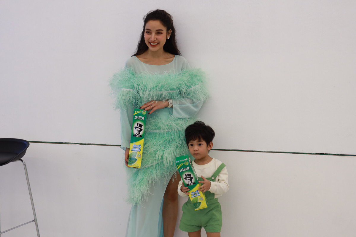 PatNapapaFC's tweet photo. ดาร์ลี่เปิดตัวพรีเซนเตอร์คนใหม่ ชมโฆษณาพร้อมกันทั่วประเทศ 22.02.20 
เป็นกำลังใจให้ กับโฆษณาชิ้นแรกของแม่แพทและเรซซิ่งกันเยอะๆนะค่ะ 

#แพทณปภา #เรซซิ่ง 
#ดาร์ลี่ #หายใจเป็นยิ้ม #หอมสลบ #เปลี่ยนลมหายใจให้เป็นรอยยิ้ม https://t.co/KXWVKQHaMC