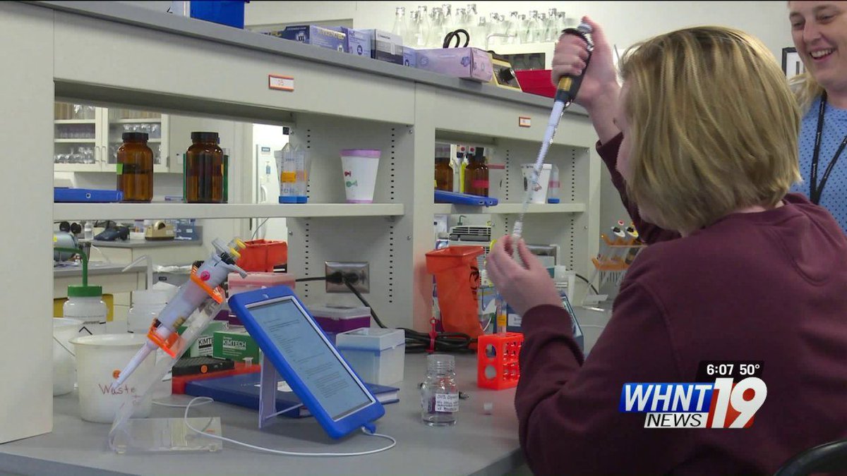 hudsonalpha's tweet photo. Thanks @whnt for stopping by the #HATCH2020 workshop at @urban_engine #CoworkingNight! @elijahbtv spoke w/ @drhott of @HAEdOutreach about how the #hackathon allows teams to explore #genetics #genomics & #data analysis
https://t.co/rWQe3At8hX https://t.co/oRCmaNmIuu