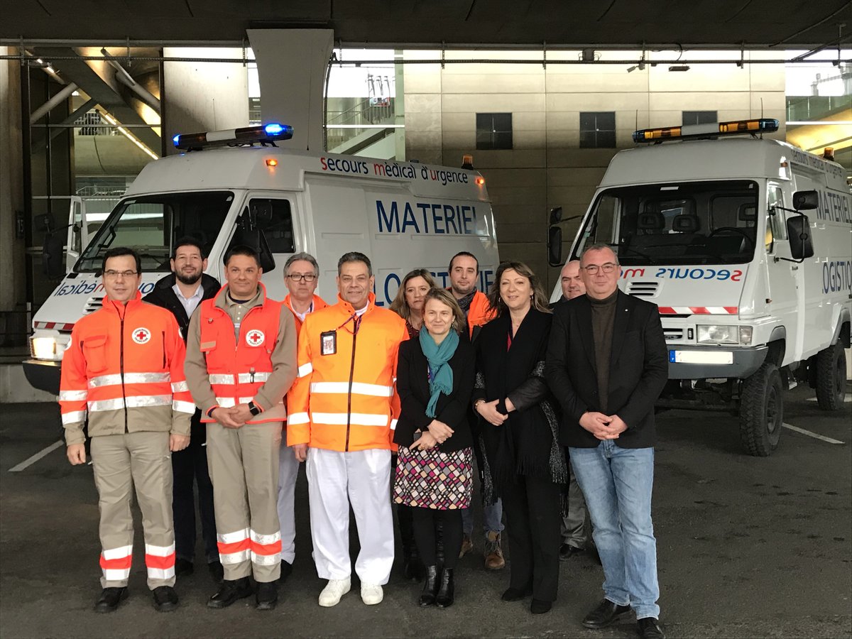GroupeADP's tweet photo. Le Service Médical d'Urgence de Paris-#CDG, soutenu par la Fondation @GroupeADP, a fait don aujd'hui de 2 véhicules à la @CroixRouge en présence du Dr. Thomas, Médecin-chef de l'aéroport, I. Dreyssé, Dir. des aires aéronautiques, &amp; S. Casati, Resp. du pôle opérations #CroixRouge. https://t.co/RJN9EvzsBA