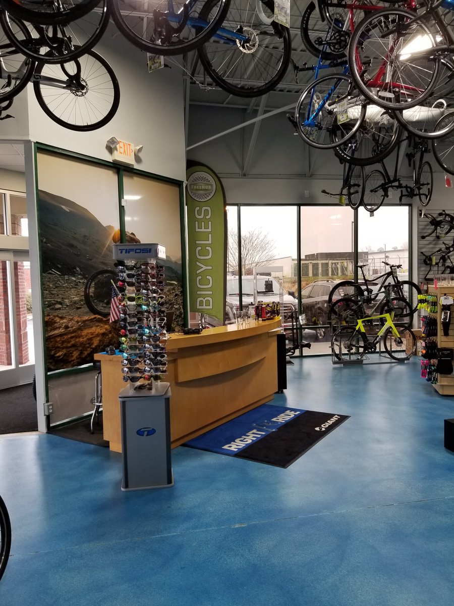 JesseCarterSVN's tweet image. 🚲 Congratulations to Matt Rinella and his team @FreehubBikes for opening a new location at 1832-B Woodruff Road, Greenville, SC!! Come out and see how they transformed the old Party Junction space and see how they are transforming the Bicycle shop industry! ☕🍺🚲