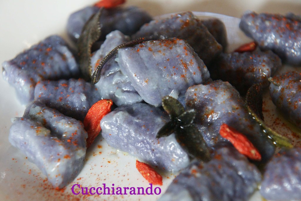 Gnocchi viola cucchiarando.wordpress.com/2020/02/20/gno…