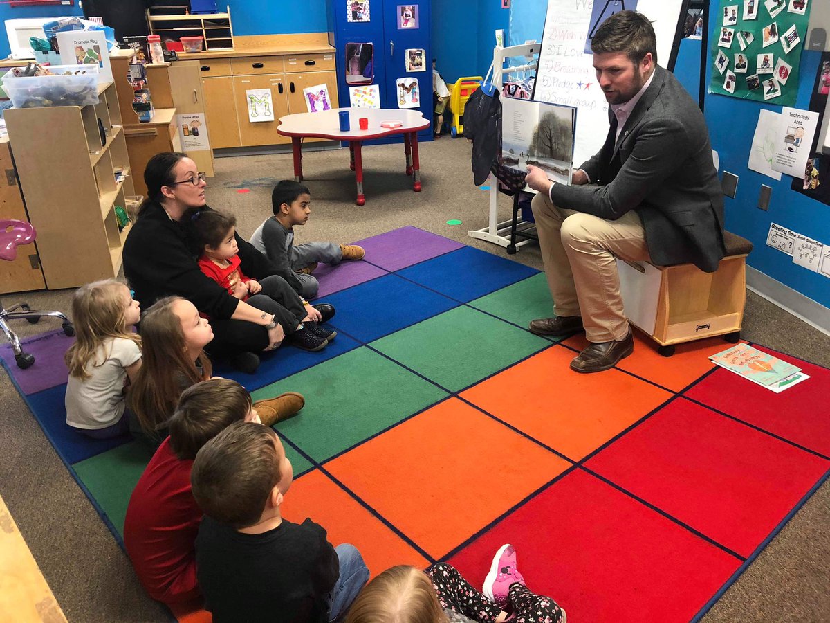 hmknight's tweet photo. Special guest reader today!! We learned about owls today with the book Owl Moon! Thank Mr. Davis! #fecchornets #fultonproud https://t.co/6BDDyBZFfY