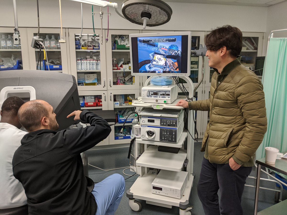 pbmurthyuro's tweet image. Immersive simulation with the #SProbot @CleClinicUro! Excellent instruction courtesy of @DAP_urology, @Soodong8 and @drjkaouk!
