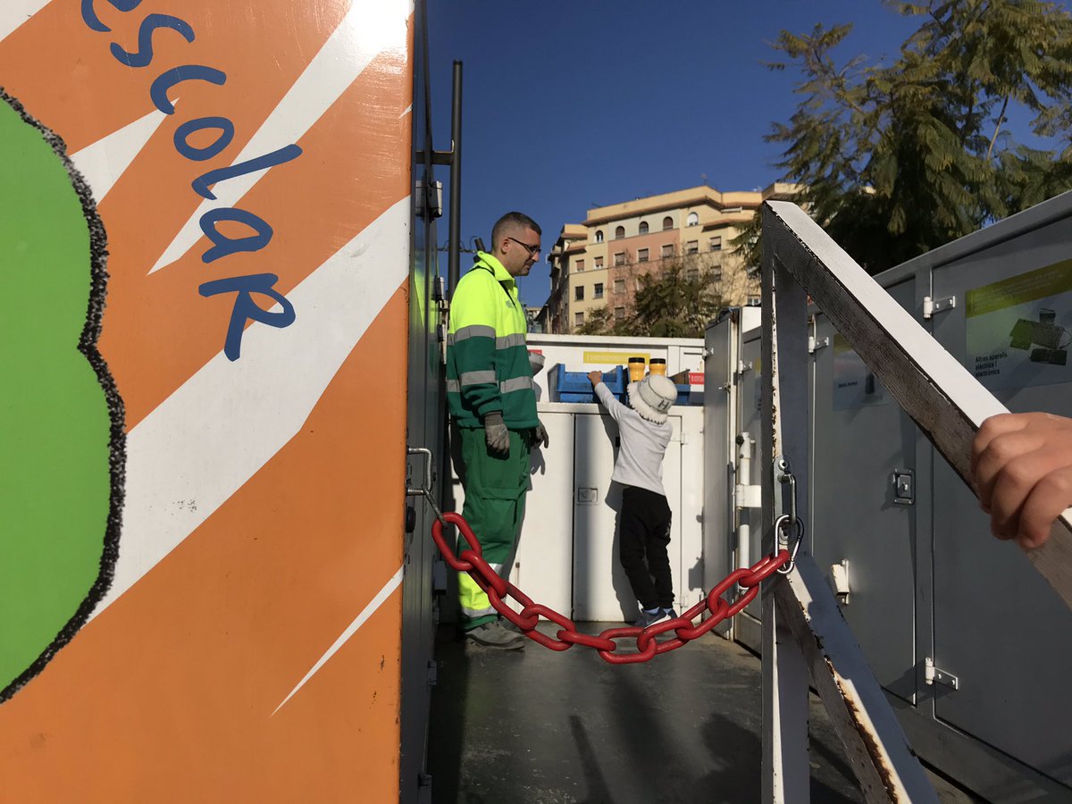 Escola dels Encants (@edelsencants) on Twitter photo Recollida i tractament a favor d'una millor gestió ambiental. Avui ens ha visitat el Punt Verd Mòbil Escolar a <a href="/EdelsEncants/">Escola dels Encants</a> Recollida i tractament a favor d'una millor gestió ambiental. Avui ens ha visitat el Punt Verd Mòbil Escolar a <a href="/EdelsEncants/">Escola dels Encants</a>