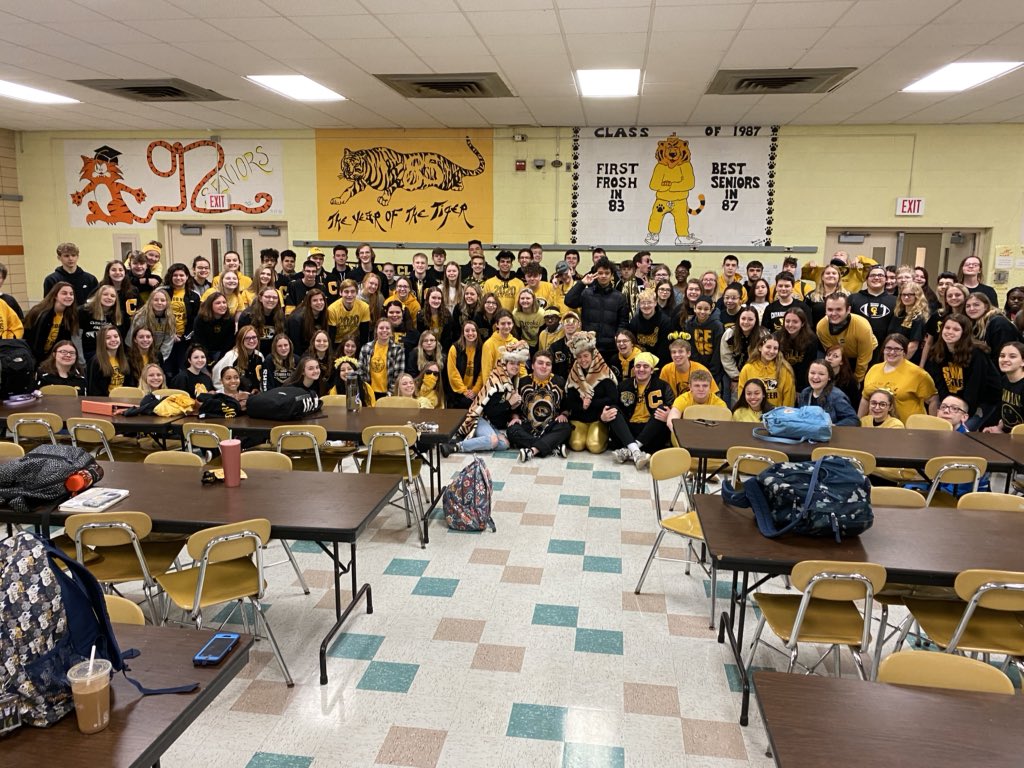 cfallsstuco's tweet photo. Awww! Look how cute all 38 of you are!
Keep showing that school spirit!!
Day 3: falls spirit! βοΈπ€©ππ€π―
P.S. I think we won this one too ;) #beatstow https://t.co/rCSGnyMkuV