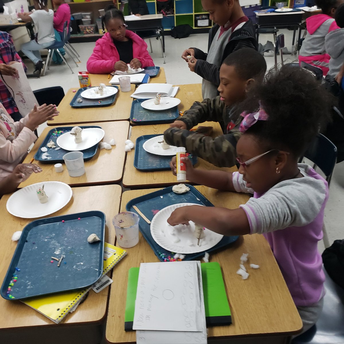 EMRollinsElem's tweet photo. Bringing art to ELA makes everyone's day in second grade! @MsD22417591 @RHilliard17 @MsWinstead #SnowSnowSnow https://t.co/0i5zHBpt7n
