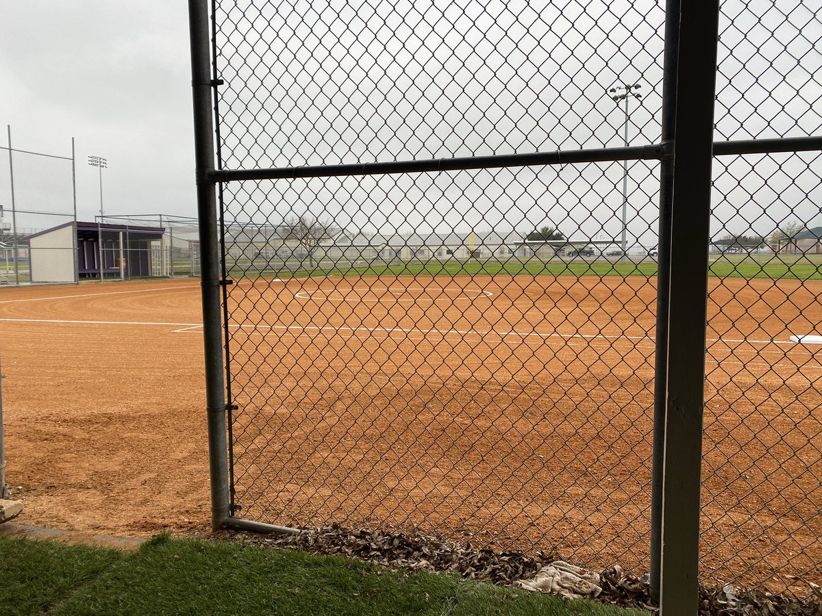 SoftballNavarro's tweet photo. Rain rain go away we just really want to play! https://t.co/Sd3WYrJDVh