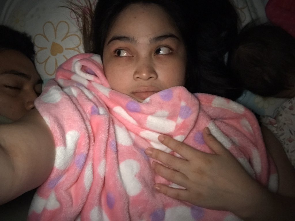 iammissdaran's tweet photo. Sa labas nalang ako sleep? Grabehhh space naman dyan huyyy https://t.co/PG2x5aLmYC