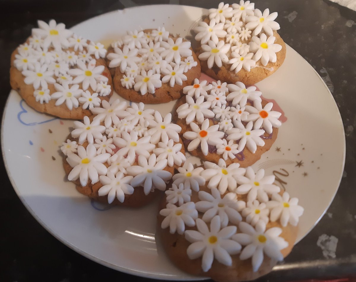 SharonHes1's tweet photo. #halftermfun #halftermbaking
Daughter just made these lovely Daisy Cookies and an Oreo filled Victoria Sponge Cake ππ° #yummy https://t.co/2eKhOL3cjF
