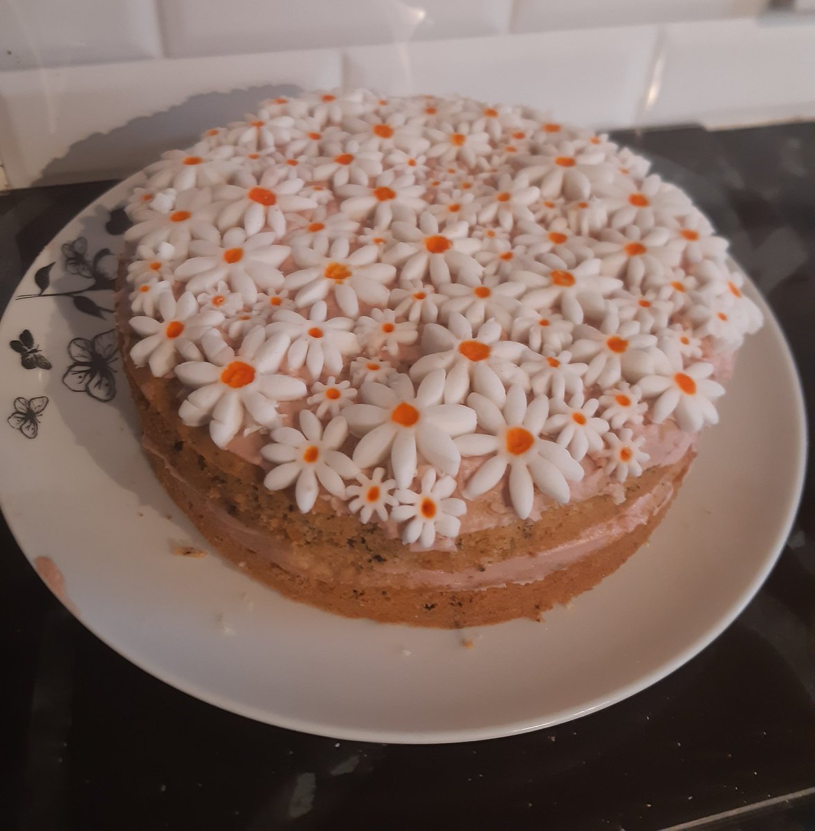 SharonHes1's tweet photo. #halftermfun #halftermbaking
Daughter just made these lovely Daisy Cookies and an Oreo filled Victoria Sponge Cake ππ° #yummy https://t.co/2eKhOL3cjF