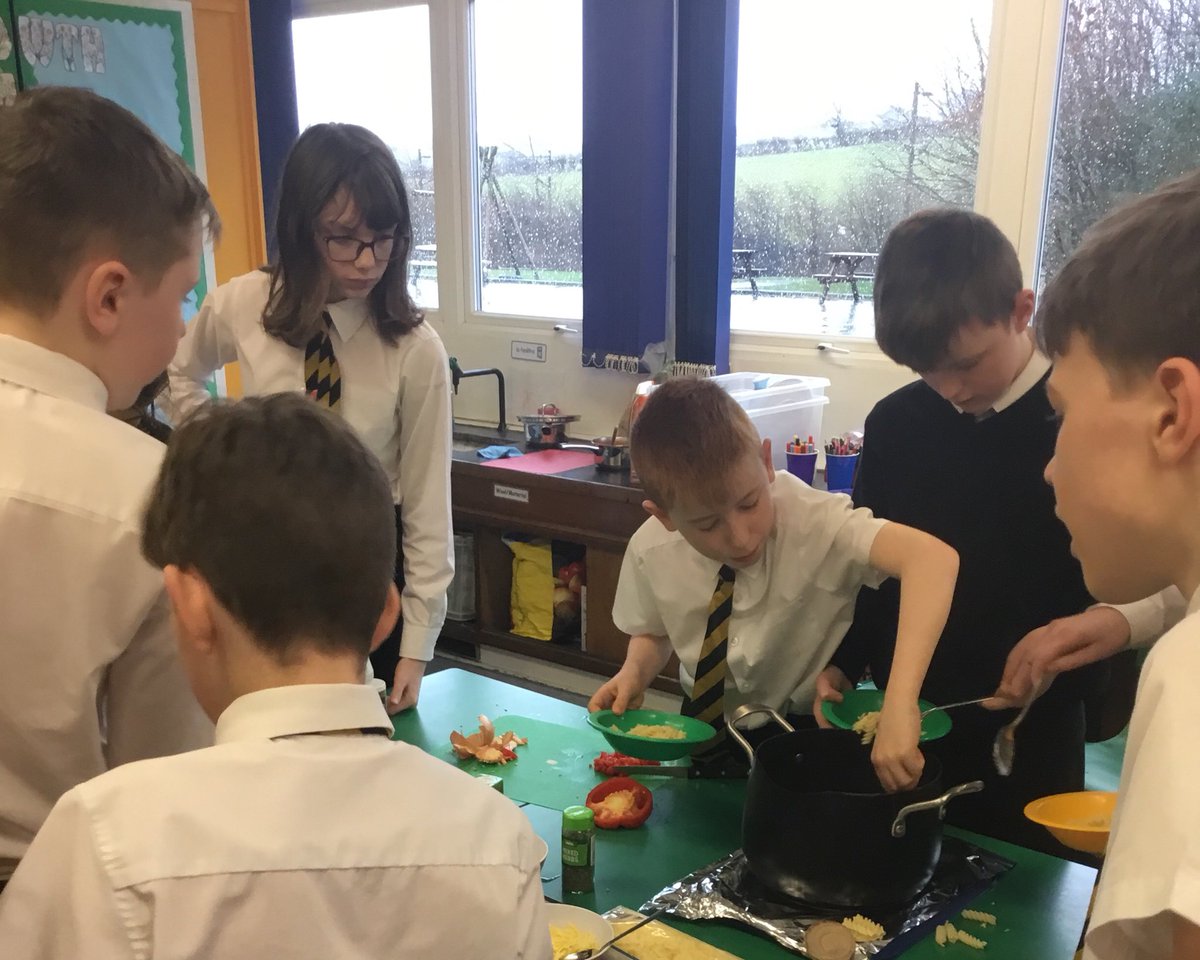neilston_madras's tweet photo. Last week at P7 Food and Nutrition skills academy. Preparing a light meal and finishing off our Food Safety leaflets. #safetyinthekitchen #createahealthymeal #trysomethingdifferent #Hi5challenge https://t.co/kGwy978cP7