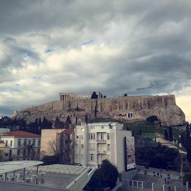 ponderingpdwn's tweet photo. ❤️ lite dramatiskt väder idag men till och med molnen smickrar Parthenon 😻 https://t.co/BGQFpLz9iP https://t.co/ryzutP07sz