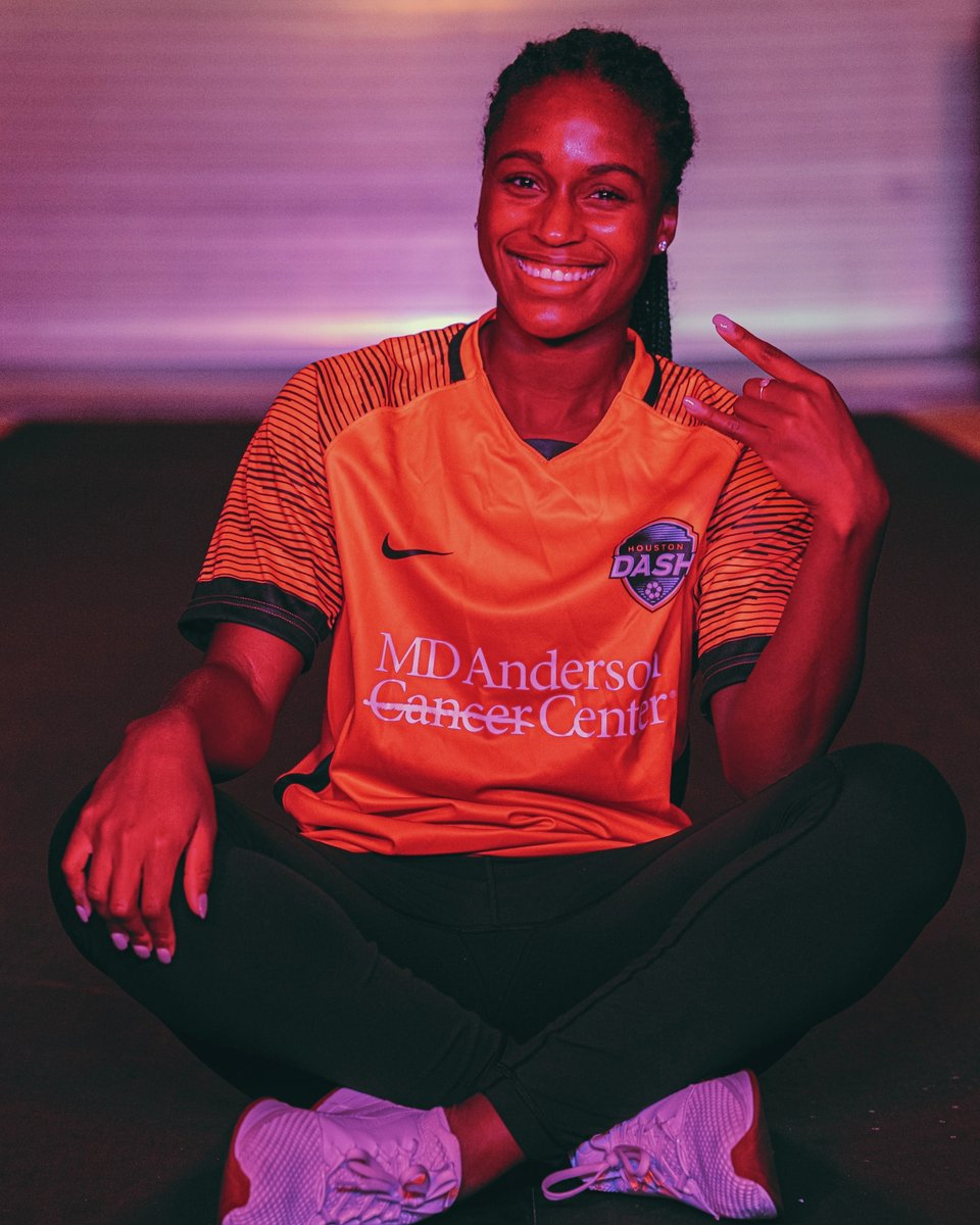 HoustonDash's tweet photo. Like if you think we look good in our new kits, RT if you think we look *𝙧𝙚𝙖𝙡𝙡𝙮* good in our new kits. 😏
#HoldItDown https://t.co/FVdALKsx5V