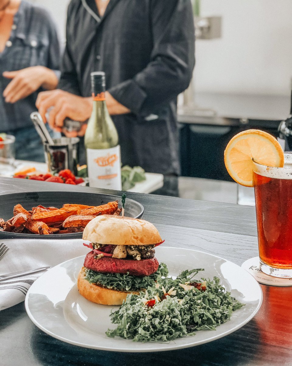 Sweet potato fries + veggie burger + ice-cold beer = Thursday trifecta. ✨🌿