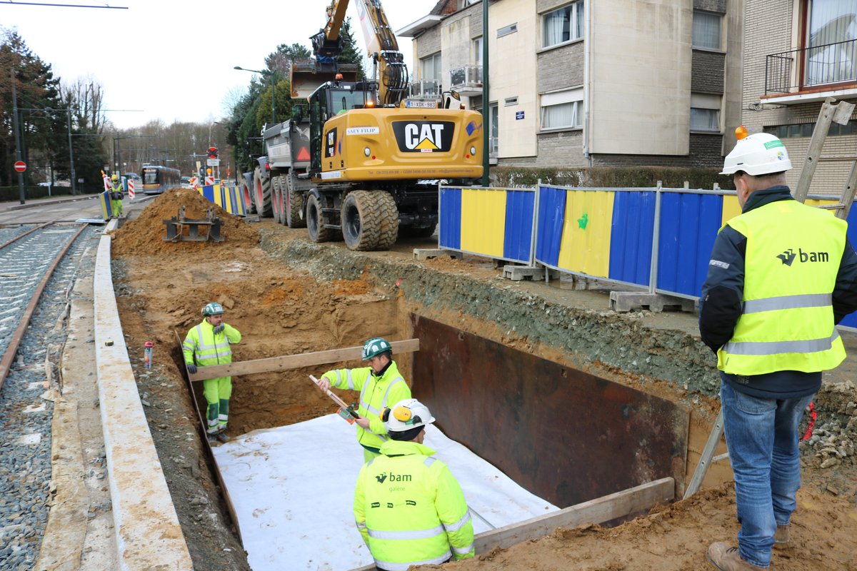 Work progresses in #Brussels, Belgium. 
Uncompacted soil volume for 108 trees next to the new tram line. #thefutureisgreen #urbangreen #climatetrees