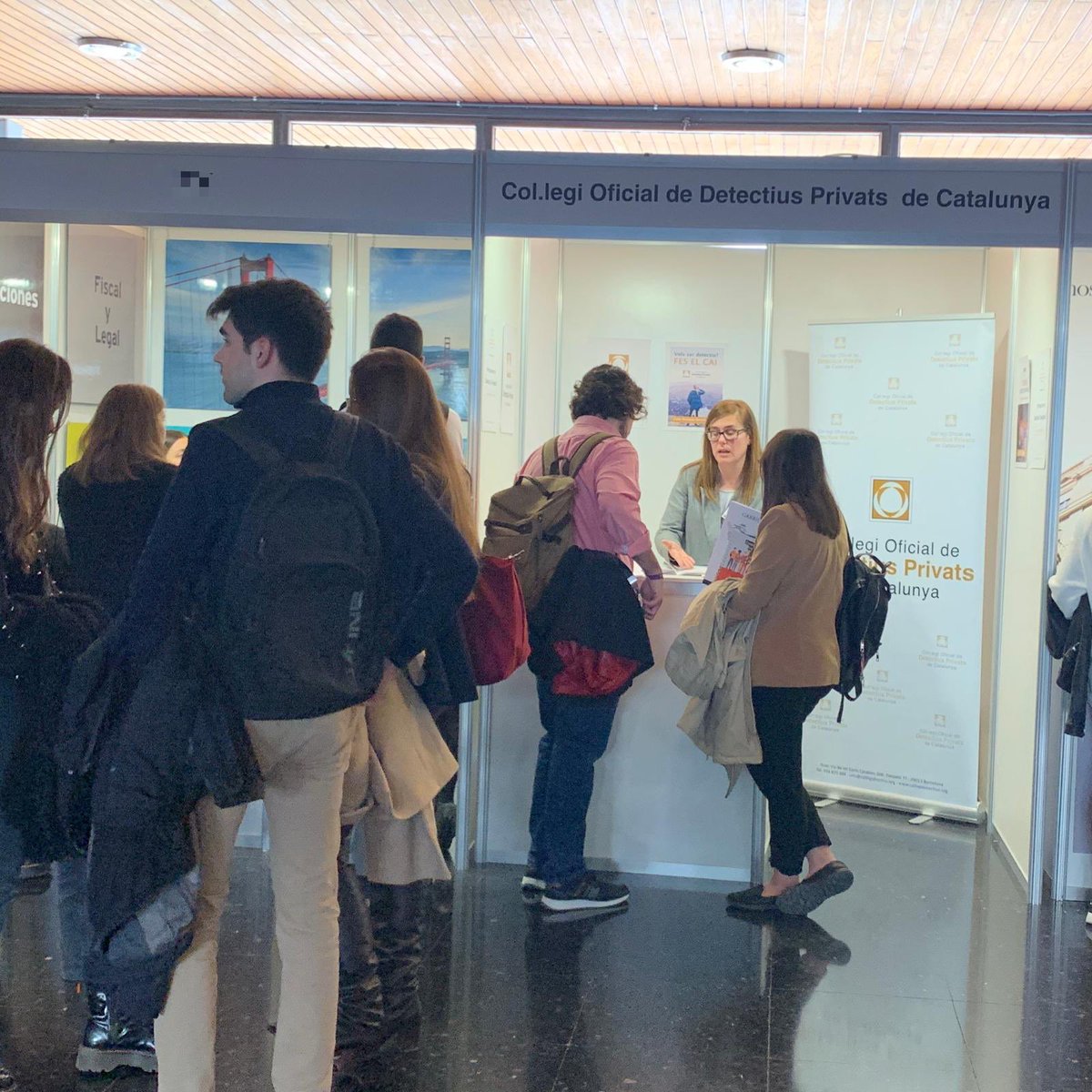 codpcat's tweet photo. Des del Col·legi de Detectius participem, com cada any, en el Fòrum d’Ocupació que organitza la @unibarcelona en la facultat de @Dret_UB. 
Estem despertant un gran interès per la nostra professió entre els estudiants. 
Ser #Detectiu és una bona sortida professional! https://t.co/HcFNTjMA2W
