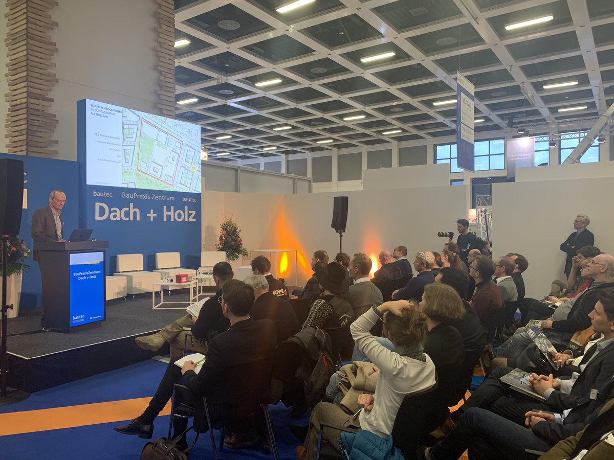 denny_ohnesorge's tweet photo. Karsten Wessel von der Tegel Projekt GmbH eröffnet unsere Diskussion “Holz gegen Wohnungsnot” auf der Bautec und stellt die Pläne für das Schuhmacherquartier vor. Bis zu 6.000 Wohnungen sind ab 2023 in Holz geplant. https://t.co/Futs1Tcq0Z