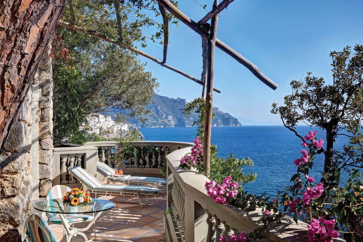 HELLO #travel #journalists - I'm organising a fantastic press trip to an iconic, luxury hotel on the Amalfi Coast which has just been awarded its first #Michelin Star. Please DM me if you're interested in joining :) #journorequest #prrequest #presstrip #foodietrip #Italy