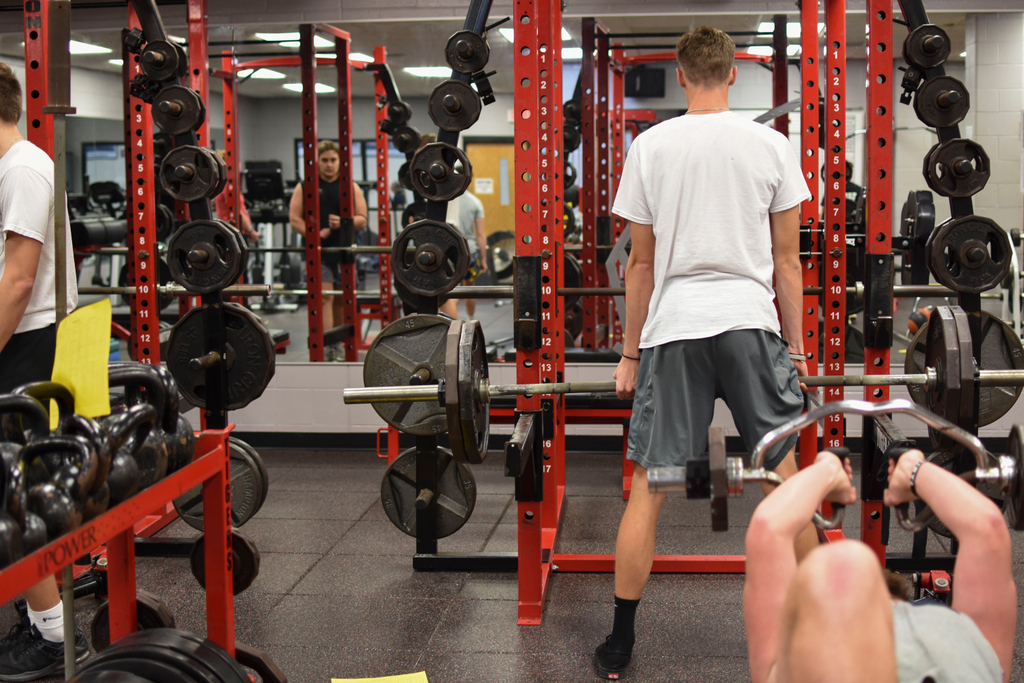 BHSNewsRoom's tweet image. Mr. Kunkel's  1st period Weights class working hard in the weight room!!!💪

#bhstigers
#electiveclass
#lift