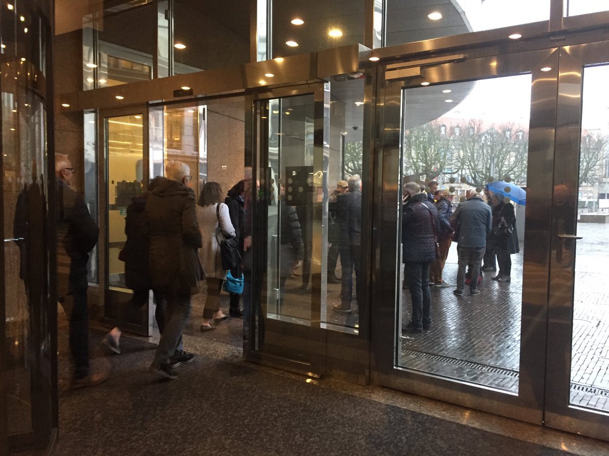 De Zeeuwen vertrekken uit het Tweede Kamergebouw. De bussen in en naar huis.