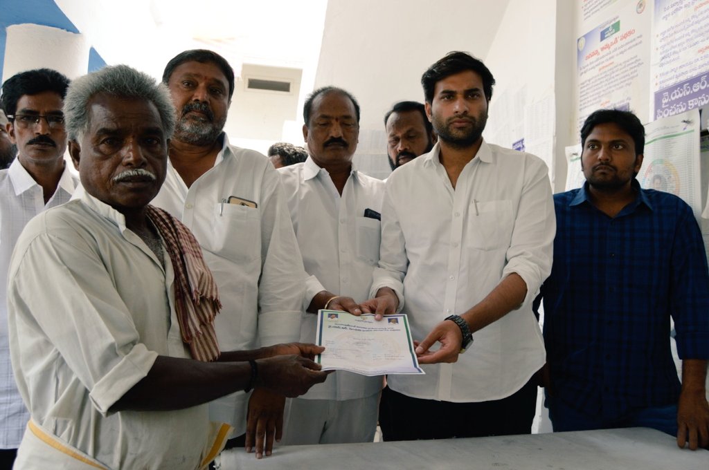 DevineniAvi's tweet photo. స్థానిక శానిటరీ ఇన్ స్పెక్టర్ కార్యాలయం నందు 9,10 డివిజన్ లకి సంబంధించిన నూతనంగా మంజూరు అయిన,మరియు సాంకేతిక కారణాలతో పెన్షన్ రాని వారికి ఈరోజు అందజేయడం జరిగింది.
#AvinashForVijayawadaEast #Ysrcp
#YsJagan #Devineni #NewPensions 
#APCMYSJagan https://t.co/XVaqDgp9qI