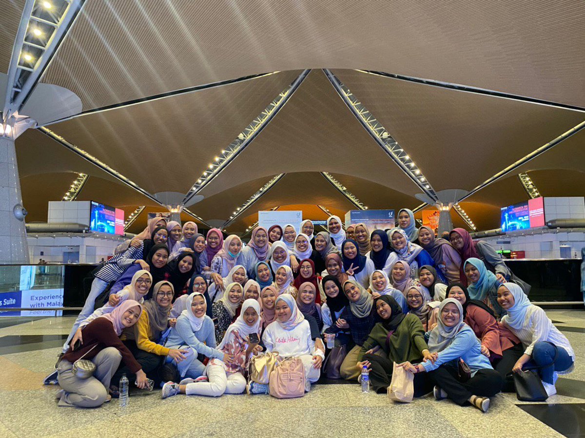 Dvlnt18's tweet photo. 5 of our girlfriends are flying to Korea🇰🇷Best of luck and take care.  #SK18  @mmizahannahh @nursyahiranuar @imankhaleda @dyhhzlm @alya_afira https://t.co/jWlrYebTQr