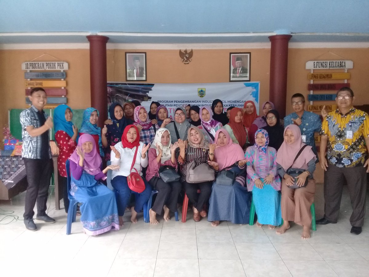 Penutupan platihan krajinan berbahan dasar plastik oleh Kabid Industri Diskoperindag pemalang Ibu MUNG SUPRIATIN, SE M.Si di Balai Desa Karangdawa.

<a href="/kecwarungpring/">kecwarungpring</a> 
<a href="/koperindag_pml/">Diskoperindag Pemalang</a> 
<a href="/dinpermasdespml/">Dinpermasdes Pml</a> 
<a href="/puspindes/">PUSPINDES</a>