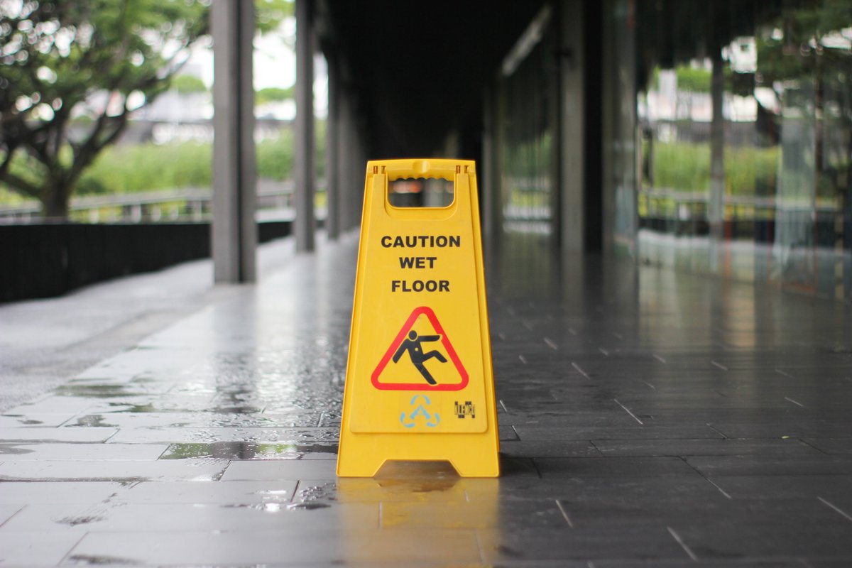 UnoClean's tweet image. Make sure that your customers and clients are aware that your floors may be slippery when wet with caution and safety signs! We have a wide variety of signs with different styles, text, and languages available on our website. Shop here: bit.ly/39NrzVB
#caution #wetfloor