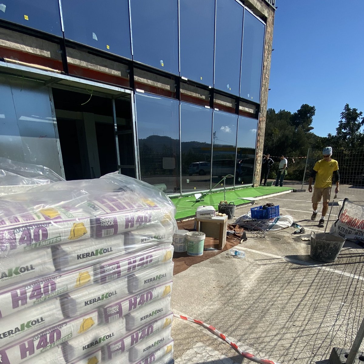Seguimos avanzando con los #laminadossinlimites, en esta ocasión en las instalaciones de nuestro cliente @ferrcos_since_1972. Un cliente que confía en nuestras soluciones y las utiliza en su nuevo proyecto. #kerakoll #kerakollalicante