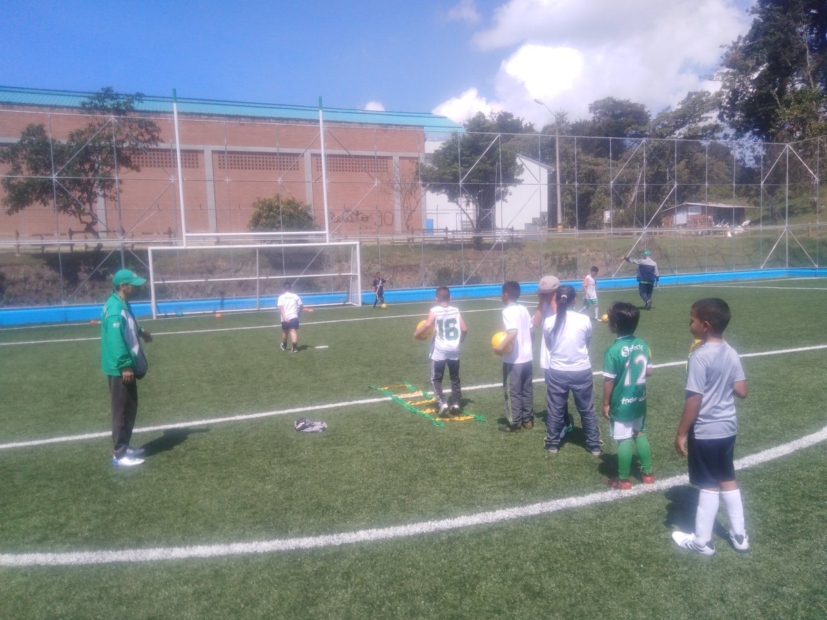 juliobaena's tweet photo. La Gestión territorial de la comuna 90, en continuo acompañamiento de las estrategias  del área de Deportes y Recreación, Ludotekas, MVC y EPD. @INDERMEDELLIN @DianaToroZ @fabianhiguita1 @yubekada @FANYVILLAORTEGA @WilberQuin https://t.co/Sieo6deYFB