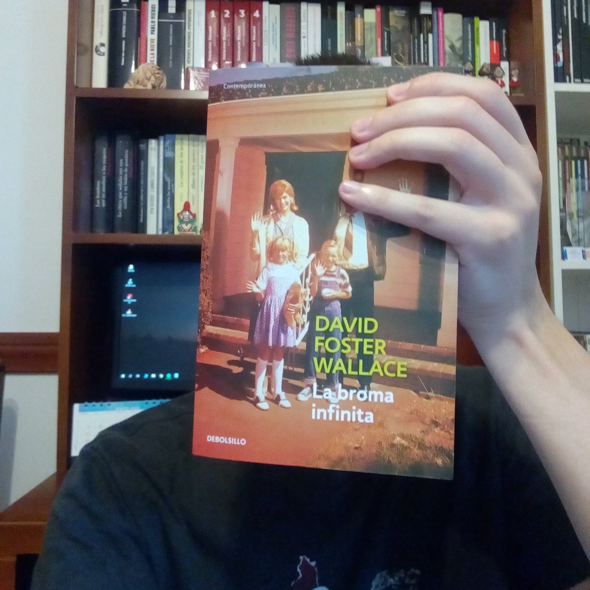 brunocalag's tweet image. Y bien, amigos.

✨Después de un mes y medio de lectura intensiva y varios días de reflexión, un resumen y ligero análisis de este Everest de 1200 páginas de la literatura (pos)moderna.✨

Abro hilo sobre La broma infinita, de David Foster Wallace.