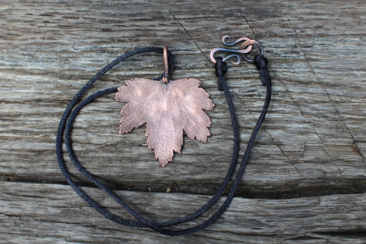 AlchemyCopper's tweet image. ~Copper Currant Leaf Pendant~
Made from a real currant leaf! Harvested with care in Colorado - Copper electroformed with handmade hook-and-loop clasp etsy.me/2vTX0z2 
#handmade #pendant #copperjewelry #etsyjewelry