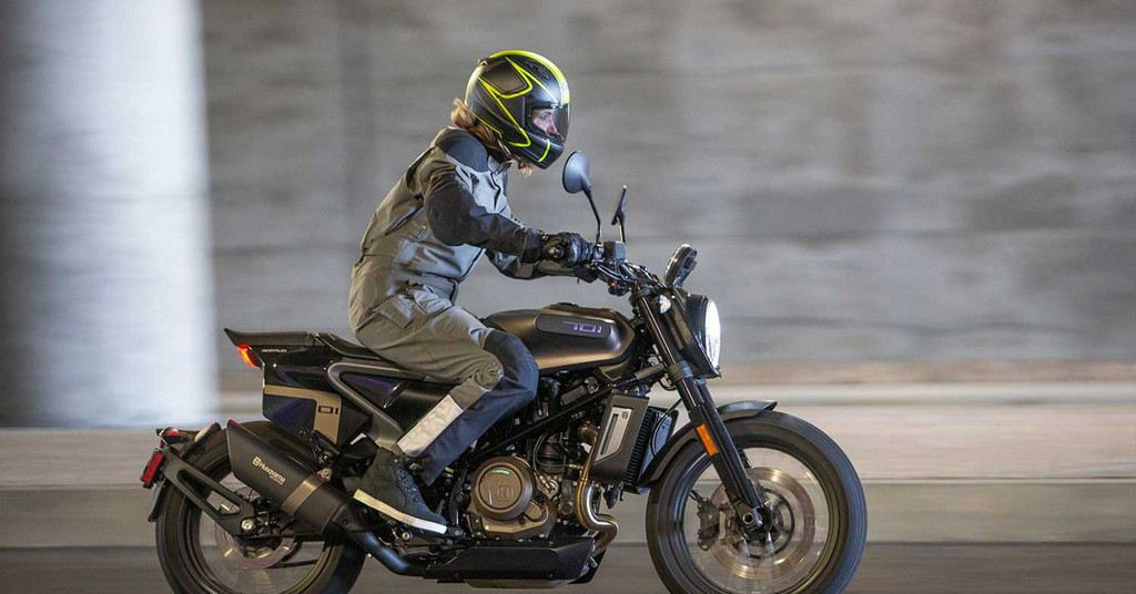 MotorcyclistMag's tweet photo. Aerostich R-3 Light Women’s Motorcycle Riding Suit Review https://t.co/OQ282Z5OUD https://t.co/1V92O0WC4X