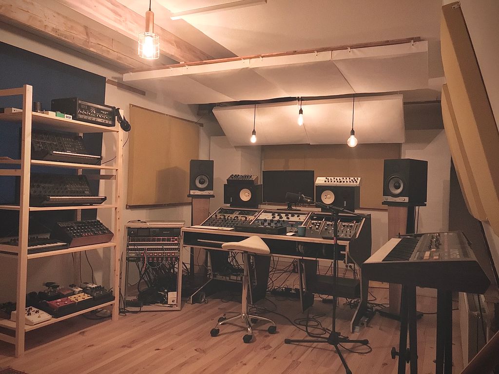 IsekStudio's tweet photo. New setup, new space! What do you think? 👏👏🙈🙈
#producerlife #recordingstudio #neve #tubetech #ms20 #ms10 #moog #korg #sessiondesk #spaceecho #spl #universalaudio #juno60 #producer #sound https://t.co/vyEDgq0zWn