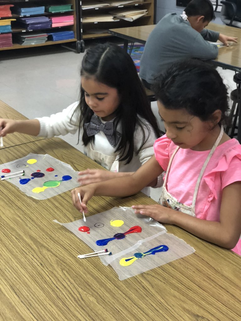 LizShaffer15's tweet photo. First graders had an awesome experience creating secondary colors from primary colors @CuringtonElem ! https://t.co/hNOZftR8vq