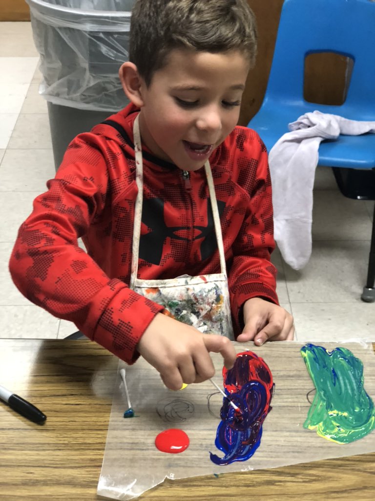 LizShaffer15's tweet photo. First graders had an awesome experience creating secondary colors from primary colors @CuringtonElem ! https://t.co/hNOZftR8vq