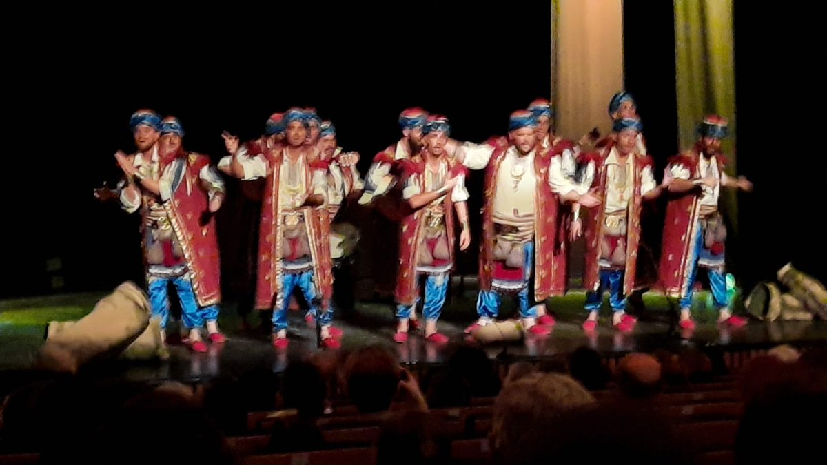 Arrancamos la segunda sesión de finales del I Concurso de Agrupaciones de Carnaval. Actúa la comparsa de Sevilla El oro de las Indias. Del Falla a las tablas del Romero San Juan.
