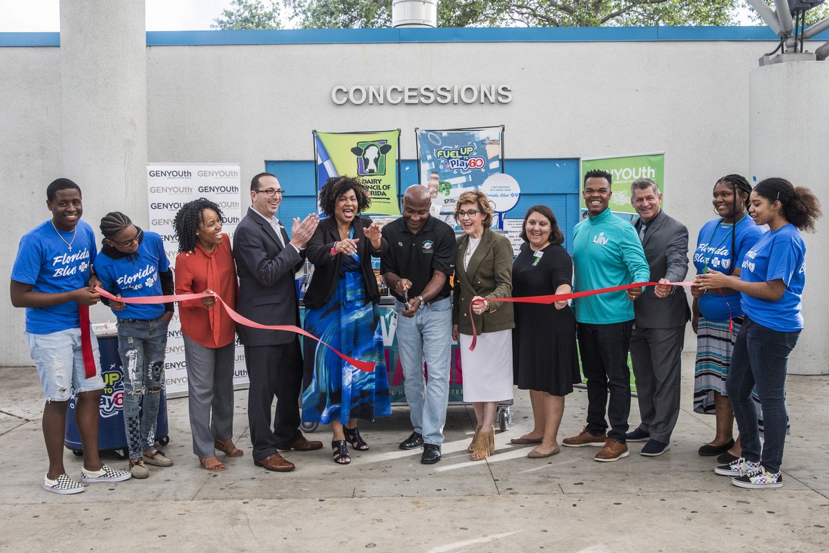 dgbartel's tweet photo. #NowOpenForBusiness: @FLBlue @browardschools @ojmcduffie81 @FloridaMilk and @GENYOUthNow open the latest #healthy #school #breakfast cart for @dillardpanthers students in Fort Lauderdale. 100 carts are rolling into @MDCPS @browardschools @pbcsd. #Nutrition #BreakfastBrain #Health https://t.co/4f4yXicpXZ