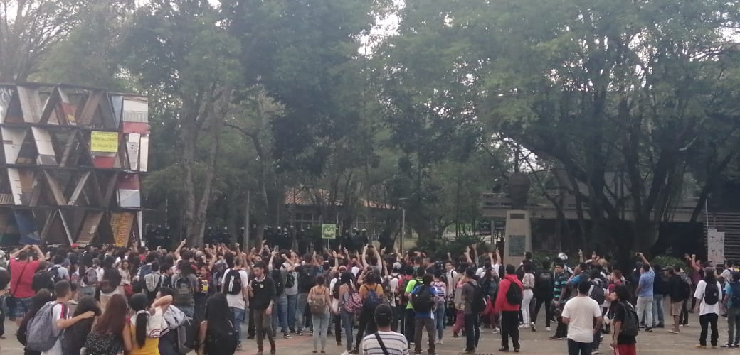 AquinoTicias1's tweet photo. El ESMAD se metió a la Universidad de Antioquia. RECHAZO ABSOLUTO POR PARTE DE LOS ESTUDIANTES.

Un alcalde que le dé tratamiento militar a la Universidad es un alcalde que no entiende ni forro de la Universidad. https://t.co/pO3n4XNla3