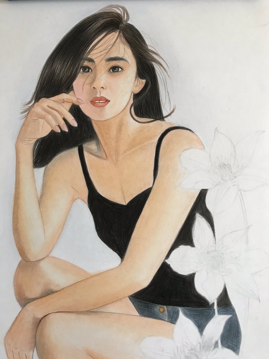 まゆみさんのツイート 色鉛筆画 人物画 美人画 イラスト 途中経過 模写 アレンジ 少しセクシー系の写真だったのですが 洋服を少し変えて露出多めですが 健康的で爽やかな絵にしたいと思っています 右側2割程度はアレンジです これから色々考えて上手く