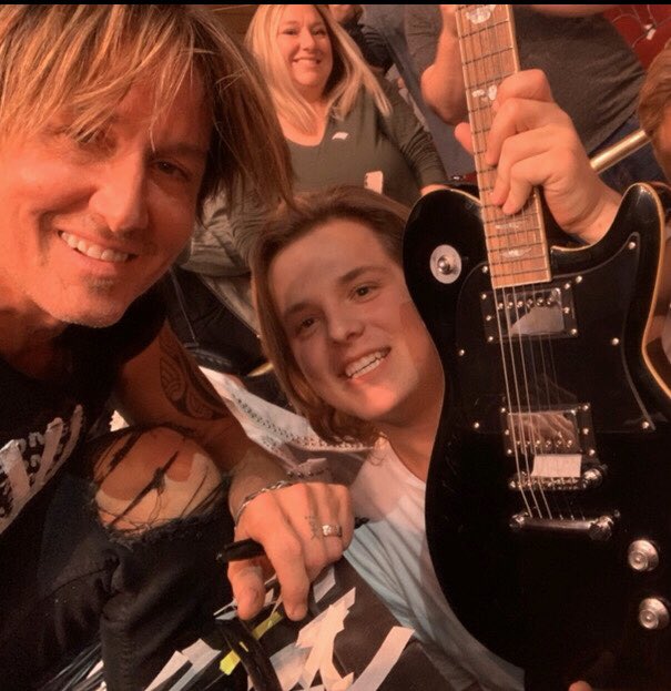 Kadobowler050's tweet photo. so this happened 😦 anyone else think @KeithUrban should let me play a song with my new guitar on stage with him this tour?! https://t.co/HQ2yEsDq0i