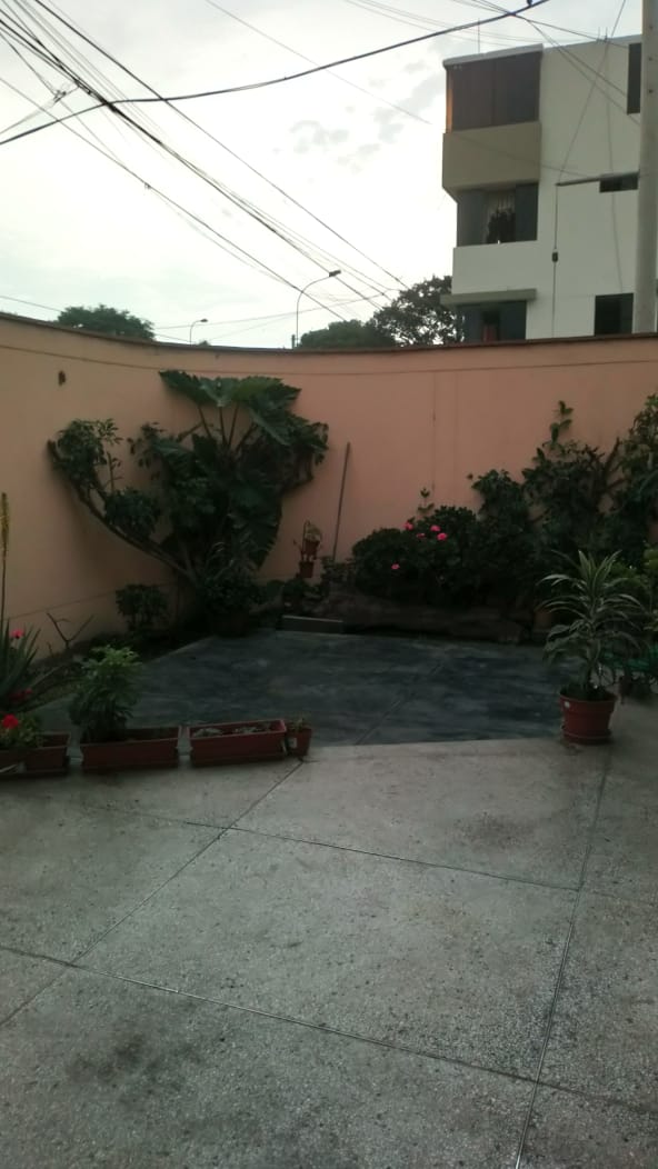 FastInmueble's tweet image. Vendo chalet 174m2
La Calera, detras de Neoplásicas. En esquina. primer piso:  
-Sala
-Comedor,
-cochera
-patio
-lavandería
-estudio 
-habitación c/baño puerta a la calle 
-Segundo piso: 4 habitaciones y un baño.
PRECIO 323000USD Negociables.
#Paologuerrero #vivas tiktok Mosquera